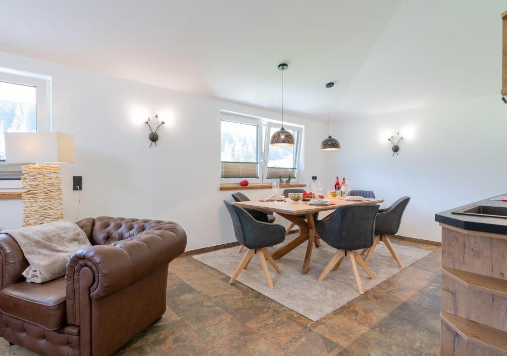 Schonbach Apartment | Apartment in Neukirchen am Gro venediger with Balcony
