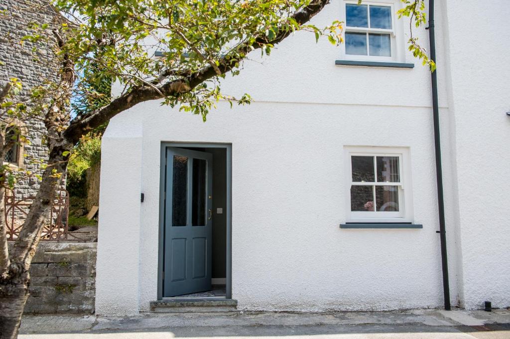 Laugharne House | Chapel View, A charming one-bedroom cottage nestled in the heart of the historic township of Laugharne