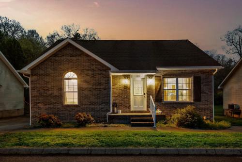 Pigeon Forge House | Creekside Cottage with a Hot Tub