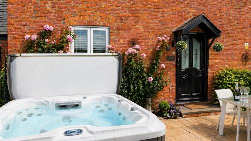 Saintbury House | Falstaff Cottage, NEW HOT TUB, Sleeps up to 5, Stratford upon Avon