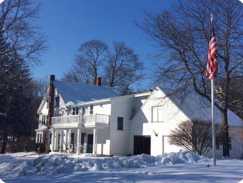 Kittery Apartment | Maine Charming coastal Stay, 3BR, sleep 6, walk to the town, 4 min to Portsmouth