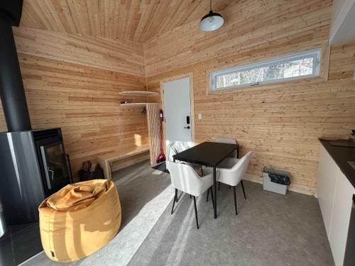 Notre-Dame-Auxiliatrice-de-Buckland Ski Chalet | Micro-Cabine in the Mountains - Solstice 5
