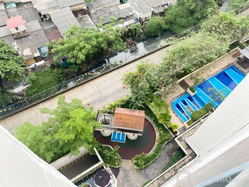 Jatinegara Apartment | Modern Look and Restful 2BR Bassura City Apartment near Mall By Travelio