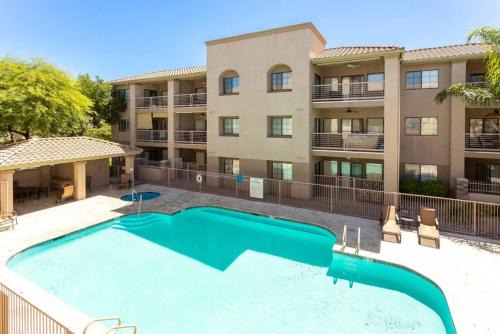 South Scottsdale House | Saguaro Sunrise -Luxe Condo with Balcony & Pool