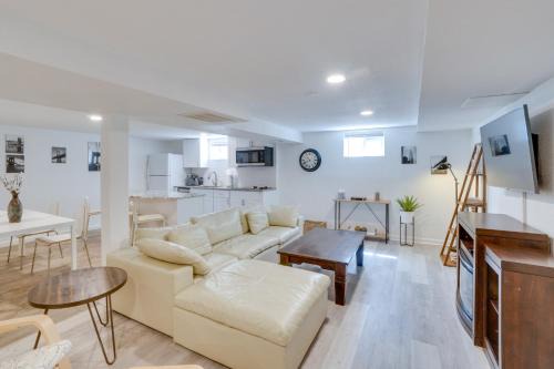 Castlewood Apartment | Sleek & Central Centennial Apartment w/Fireplace!