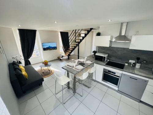 Saint-Louis Apartment | SUPERBE DUPLEX DESIGN NEUF 2 CHAMBRES, CLIMATISE TOUT CONFORT, FACILE D,ACCES STATIONNEMENT GRATUIT