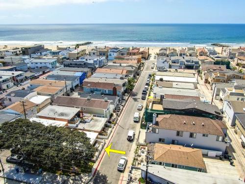 West Newport House | Three Bedroom Three Bath Home w Patio 1 block from beach
