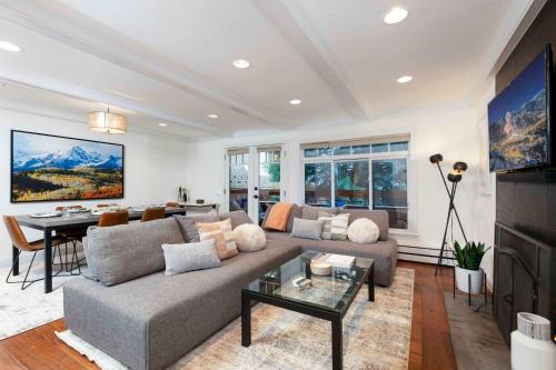Aspen House | Updated 3BR, 3BA with Pool - Steps to Town