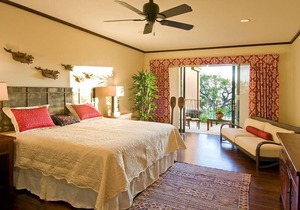 Ocean views, beautiful artwork and furnishings, concierge, private beach club and golf access