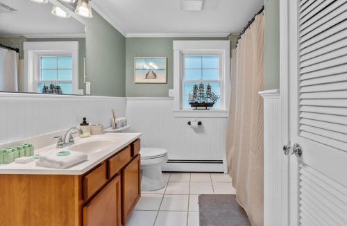 Centerville House | 2BR Family Vacation Home firepitbackyard