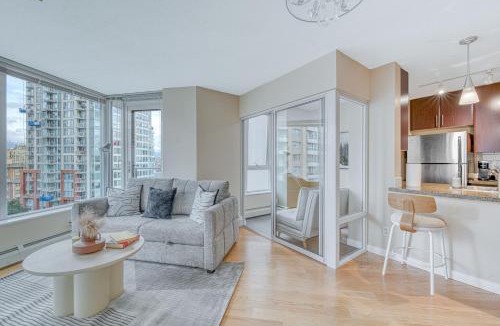 Crosstown Apartment | 3 mins to BC place, central location, free parking