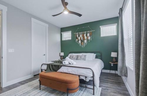 Lamar Heights Area House | 3BR w King Bed, Sauna, Parking-6 Min to Olde Town