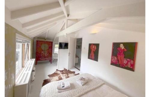 IJplein en Vogelbuurt Boat Rental | Bed and breakfast private accommodation at Amsterdam Houseboat