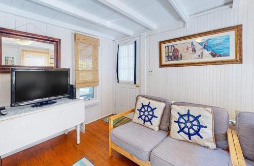 Oak Bluffs House | Canary Cottage