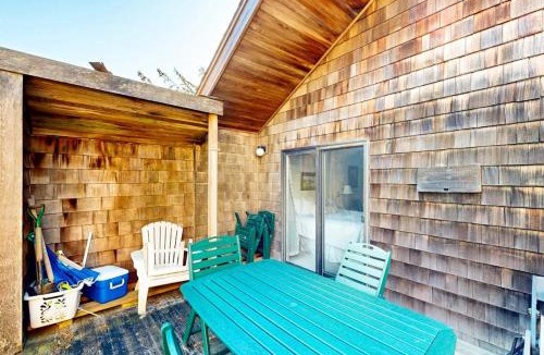 Cannon Beach House | Charming oceanfront cottage with WiFi & easy beach access