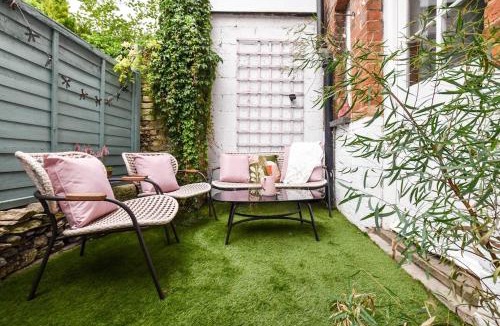 Cirencester House | Cheerful 3 bed Grade II Central Cottage
