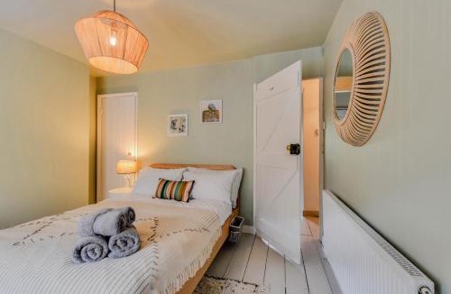 Cirencester House | Cheerful 3 bed Grade II Central Cottage