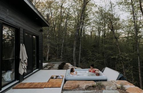La Conception House | Forest Refuge - Fire - HotTub - Tremblant 15 min