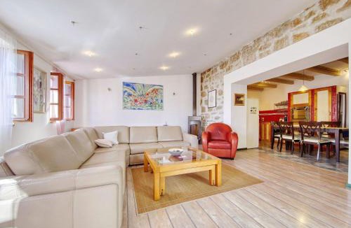 Kukljica House | Holiday Home stara frajla by Interhome