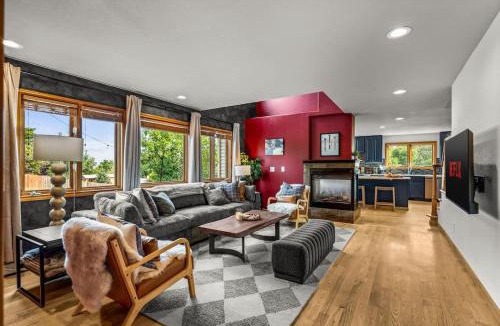 Arvada House | Huge Lodge w Pickleball & More 15 mins to Golden