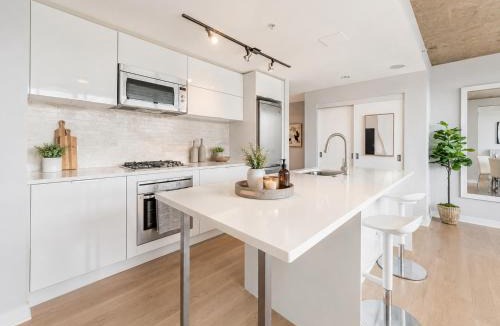Central Apartment | Luxury 2BR Waterfront Stay with Panoramic Vancouver Views