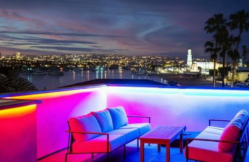 West Newport House | Luxury Ocean-View Rooftop | Steps to Beach | A/C