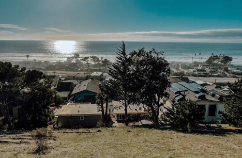 Cayucos House | Modern Cayucos Bungalow - Ocean Views and Hot Tub