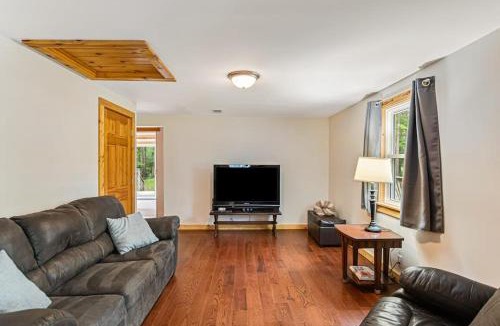 Mather House | Moe's Vineyard - Cabin