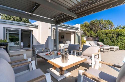 Camps Bay House | Mountain & Ocean Views, Private Pool, Modern - Nura Townhouse Camps Bay