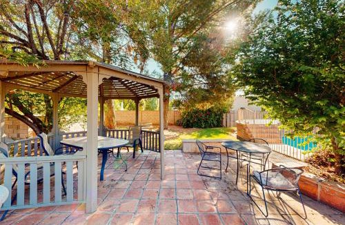 Alhambra House | Poolside Oasis! Phoenix Group Sanctuary w/Patio