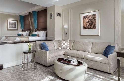 Las Vegas House | Prime Location! 3 Spacious units, Outdoor Pool, Parking! Near Bellagio Fountains