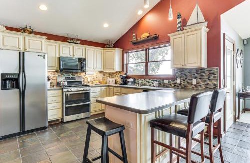 Lake Koshkonong House | Spacious Edgerton Home w/Private Beach & Views!