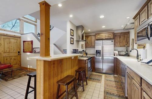 Cottonwood Heights House | Spacious split-level townhome with private hot tub & game room -close to canyons