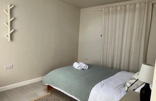 Newton St Loe Apartment | The Bit On The Side, Private Studio, Own Entrance, Free Driveway Parking, 10 min Drive to Bath, Cheap EV point