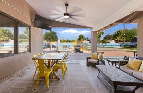 North Mountain House | This is it - Great Location -13 Beds - Pool - Gym