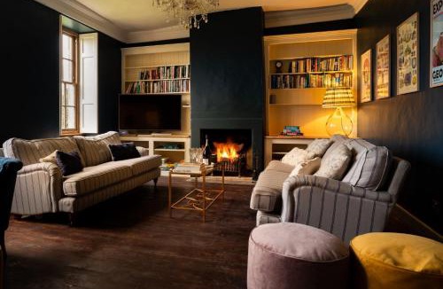 East Horrington House | Topside House - Beautiful 7 bedroom house with hottub wifi and parking near Bath Wells Frome