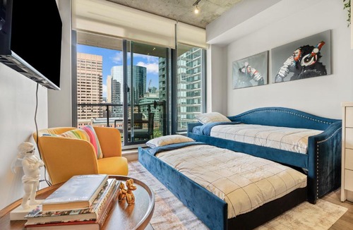 Connaught Apartment | Vibrant PopArt downtown suite, comfy and stylish!