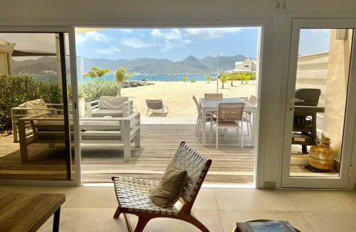 Nettle Bay Villa | Villa Paradis Bleu Maison sur la plage, 2 chambres, piscines, tennis