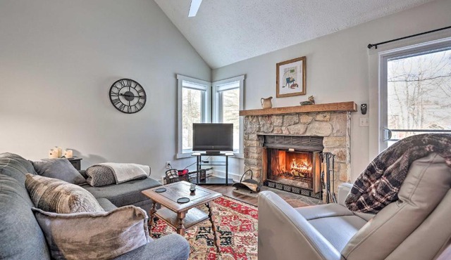 < 1 Mi to Jack Frost: Lake Harmony Townhome!
