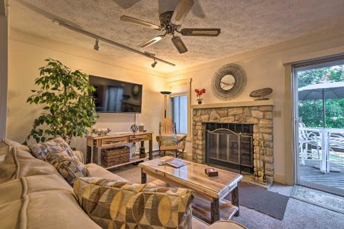 1 Mi to Jack Frost Ski Resort: Water-View Retreat