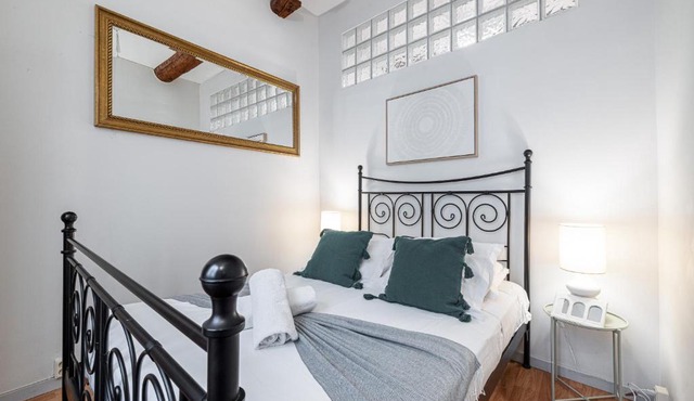 2 Bdr with Independent Studio - Old Town