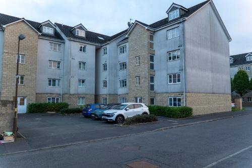 2 bed flat near Livingston North Station