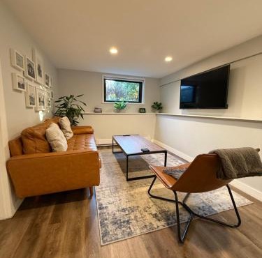 2-Bedroom Private Suite, Free Parking, Near Main St & Downtown