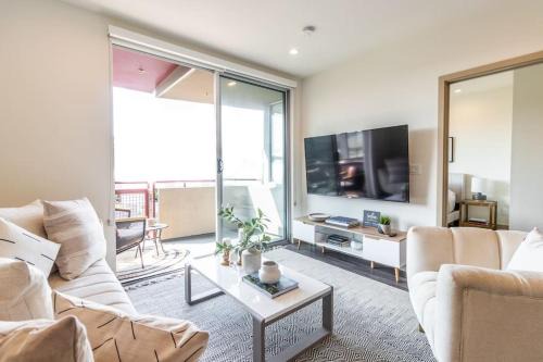 2BDR for 4 Guests in SM-15 mins walk to the beach!