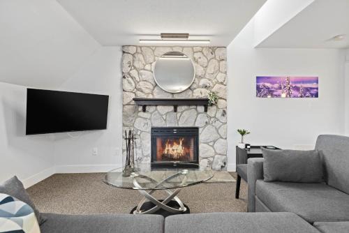 2BR in Gleneagle, Gourmet Kitchen, Newly Updated, Wood Burning Fireplace, Parking