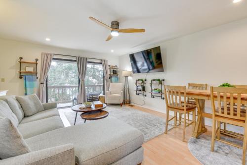 'Almond Grove Cottage' w/Patio: Walk to Beach!