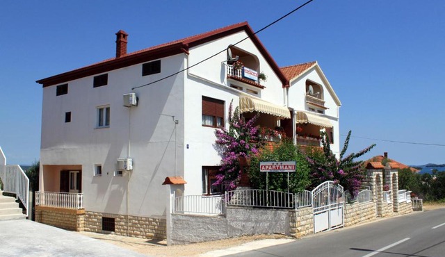 Apartment Kukljica 8237b