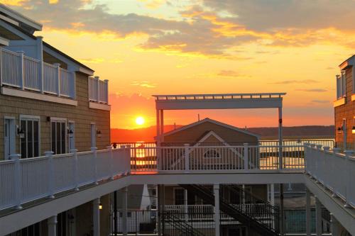 Ashworth Escape Balcony Steps to Beach AC