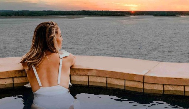 AustinTeton's Sunset Cliff Resort on Lake Travis - PRIVATE WEDDING, EVENT, HEATED POOL, BOAT DOCK