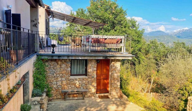 Bas de villa au milieu des oliviers.